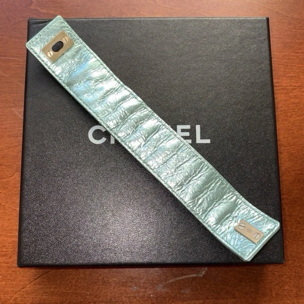 CHANEL 2008 Metallic Blue Lambskin CC Turn Lock Chain Bracelet NEW - Picture 2 of 4